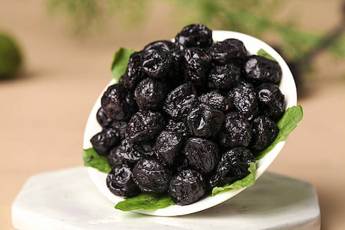 آلو بخارای سیاه دارای شیرینی ملایم طبیعی